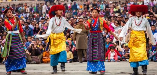 Tanečníci v tradičních tibetských kostýmech (ilustrační foto).