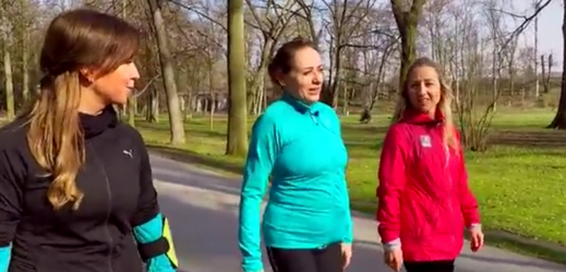 Adriana Krnáčová (uprostřed) si zaběhala s moderátorkami pořadu Kilák.