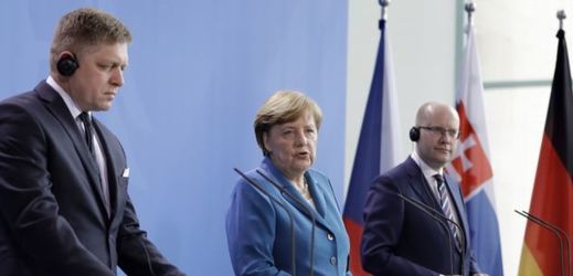 Zleva Robert Fico, Angela Merkelová a Bohuslav Sobotka při jednání v Berlíně.