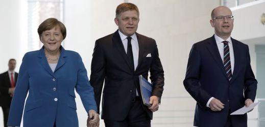 Merkelová, Fico a Sobotka na společné konferenci v Berlíně.