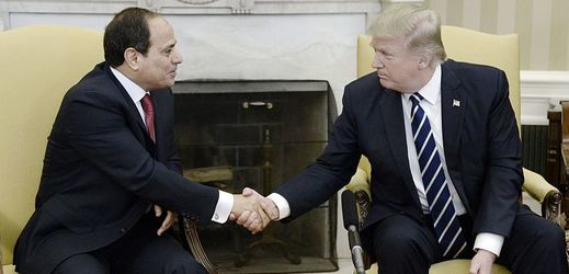Americký prezident Donald Trump se setkal v Bílém domě se svým egyptským protějškem Abdal Fattáhem Sísím.