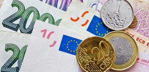 Koruny a eura (ilustrační foto).