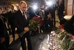 Ruský prezident Vladimir Putin přináší kytici růží k uctění obětí a vyjádření soustrasti jejich blízkým.