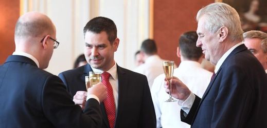 Nový ministr průmyslu a obchodu Jiří Havlíček (uprostřed) s předsedou vlády Sobotkou a prezidentem Zemanem.