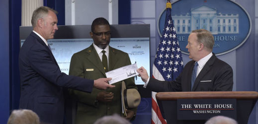 Ministr vnitra USA Ryan Zinke (vlevo) při předávání šeku.