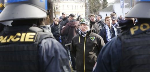 Radikální fanoušci Baníku Ostrava proti policii.