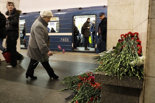 Lidé přinášejí na místo útoku květiny jako vzpomínku na oběti.