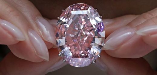 Vzácný diamant Pink Star (Růžová hvězda) se v aukci prodal za neuvěřitelných 71,2 milionu dolarů.