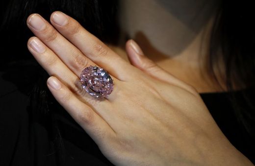 Diamant je nyní ozdobou prstenu.
