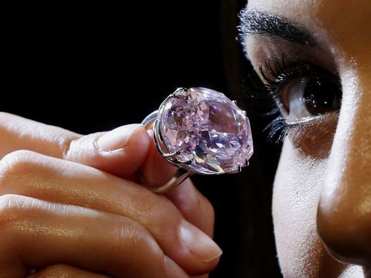 Diamant Pink Star se poprvé v ženevské aukční síni prodával v roce 2013.
