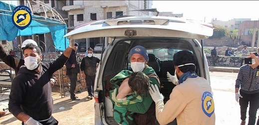 Ve městě Idlib se místní snažili zachránit co nejvíce lidí.