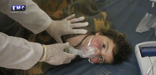 Lékař ošetřuje dítě. Oblast Idlibu byla zasažená chemickými zbraněmi.