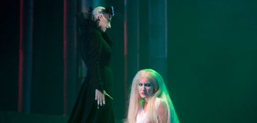 Lívia Obručník Vénosová (vpravo) jako Rusalka a Kateřina Jalovcová jako Ježibaba na generální zkoušce opery Rusalka v libereckém divadle.