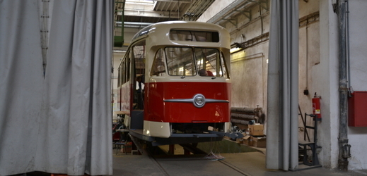Na snímku tramvaj T2 vyrobena v roce 1959.