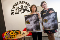 M. Kubišová (vlevo) obdržela zlatou desku za prodej alba Soul. 