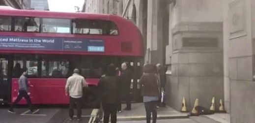 Dvoupatrový autobus zablokoval jednu z nejrušnějších londýnských ulic.