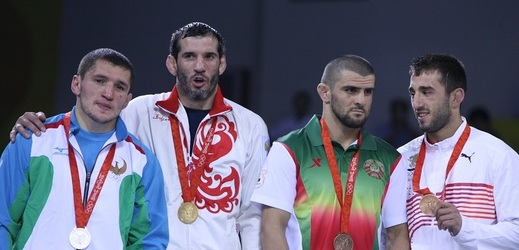 Uzbecký zápasník Soslan Tigijev na stupních vítězů (ilustrační foto)