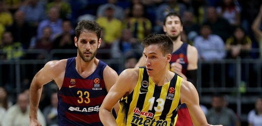 Basketbalista Fenerbahce Istanbul bojuje proti hráči z Barcelony v Evropské lize