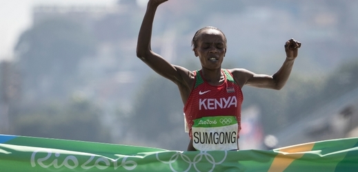 Takhle se Jemima Sumgongová radovala v cíli olympijského závodu, teď je dost možné, že o své zlato přijde.