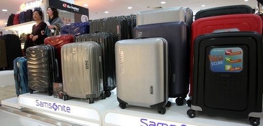 Největší světový výrobce cestovních zavazadel Samsonite koupí prodejce cestovních tašek.