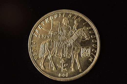 Zlatý svatováclavský desetidukát z roku 1937 ze sbírky numismatika Jaroslava Kokoluse se stal nejdražší českou mincí.