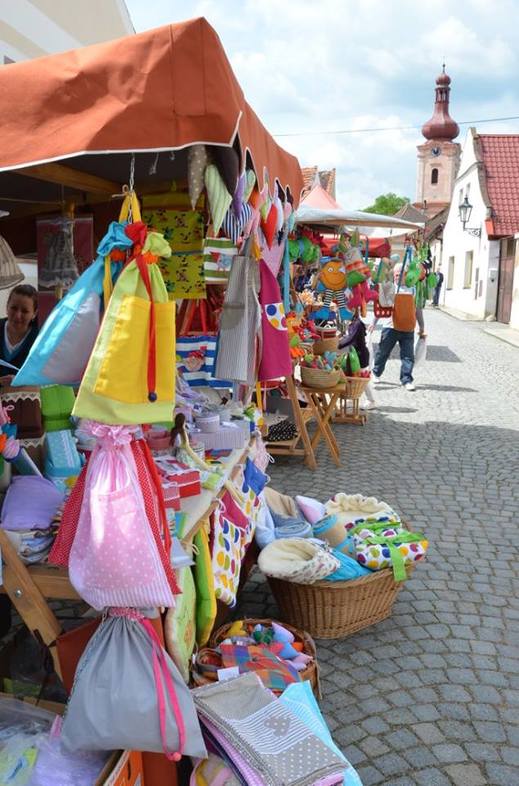 Nepomucké farmářské trhy se na místním náměstí konají v sezóně pravidelně každý měsíc. K prodeji je sortiment řemeslných výrobků spojených nejen s Velikonocemi.