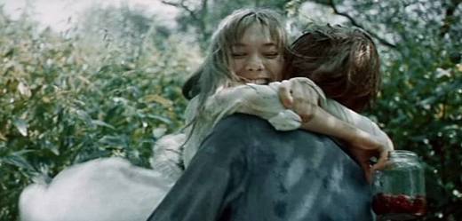 Snímek ze sovětského filmu Romance o zamilovaných z roku 1974.