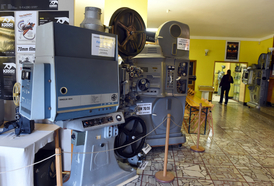 Součástí festivalu KRRR! v Krnově na Bruntálsku je i výstava promítacích strojů v prostorách kina.