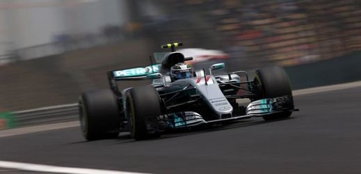 Lewis Hamilton ovládl kvalifikaci na Velkou cenu Činy.