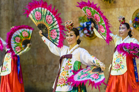 Taneční vystoupení korejského folklorního souboru v Konstantinových Lázních z roku 2016.