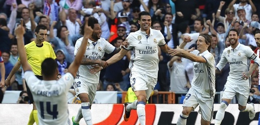 Fotbalisté Realu Madrid se radují po gólu do sítě Atlética.