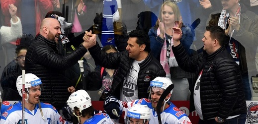 Radost hokejistů Chomutova a jejich trenéra Vladimíra Růžičky