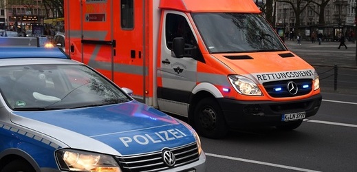 Německá policie a ambulance (ilustrační foto).