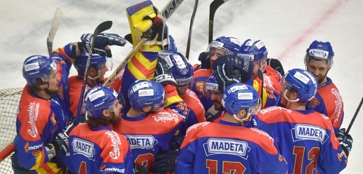 Hokejisté Českých Budějovic slaví výhru v baráži nad Karlovými Vary