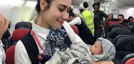 Žena porodila na palubě letadla zdravou holčičku.