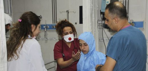 Turečtí lékaři a jedna z obětí útoku v Idlibu.