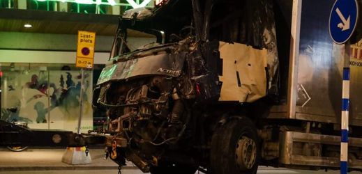 Kamion vjel do lidí na rušné nákupní ulici ve Stockholmu.