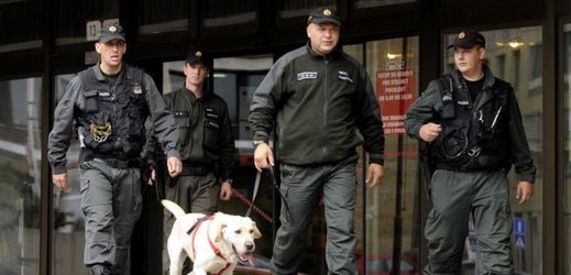 Policisté se speciálně vycvičeným psem prohledávali budovu Nejvyššího soudu v Bratislavě (snímek z roku 2010).