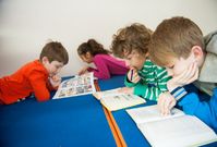 Děti společně čtou v rámci čtenářské dílny.