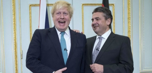 Britský ministr zahraničí Boris Johnson (vlevo) a jeho německý protějšek Sigmar Gabriel.