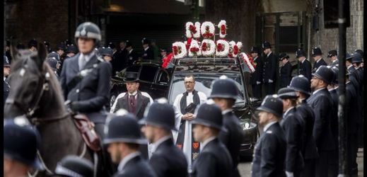 Tisícovky britských policistů v pondělí v Londýně vyprovodily na poslední cestu svého kolegu.