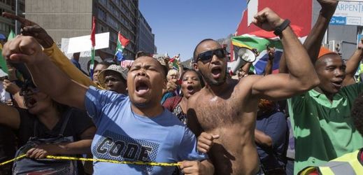Demonstrace za Zumovu rezignaci.
