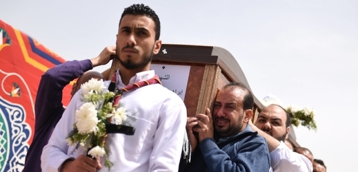 Pohřební průvod obětí teroristického útoku v egyptském kostele v Alexandrii.