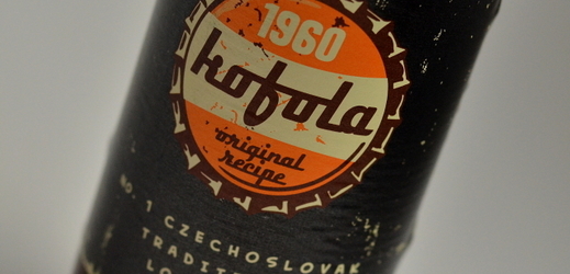 Tradiční československý nápoj Kofola v retro láhvi.