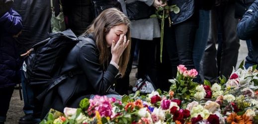 Lidé uctívají památku obětí teroru ve Stockholmu.