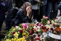 Lidé uctívají památku obětí teroru ve Stockholmu.