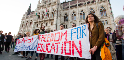 Demonstranti nápisy Svoboda vzdělání vyjadřují podporu a solidaritu Středoevropské univerzitě v Budapešti (na snímku).