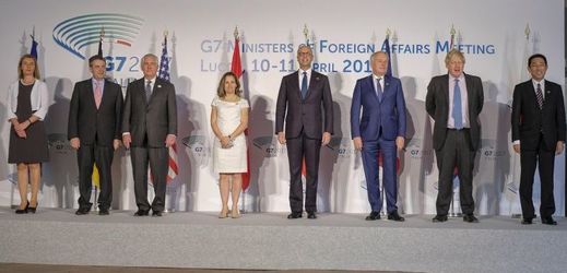 Představitelé zemí G7 na schůzce v Itálii. 