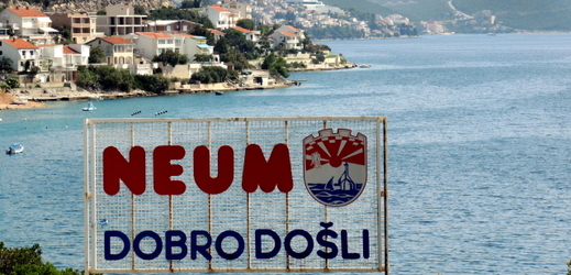 Cedule vítající příchozí do bosenského města Neum.