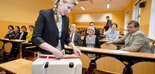 Ministryně školství Kateřina Valachová symbolicky zahájila přijímací zkoušky.